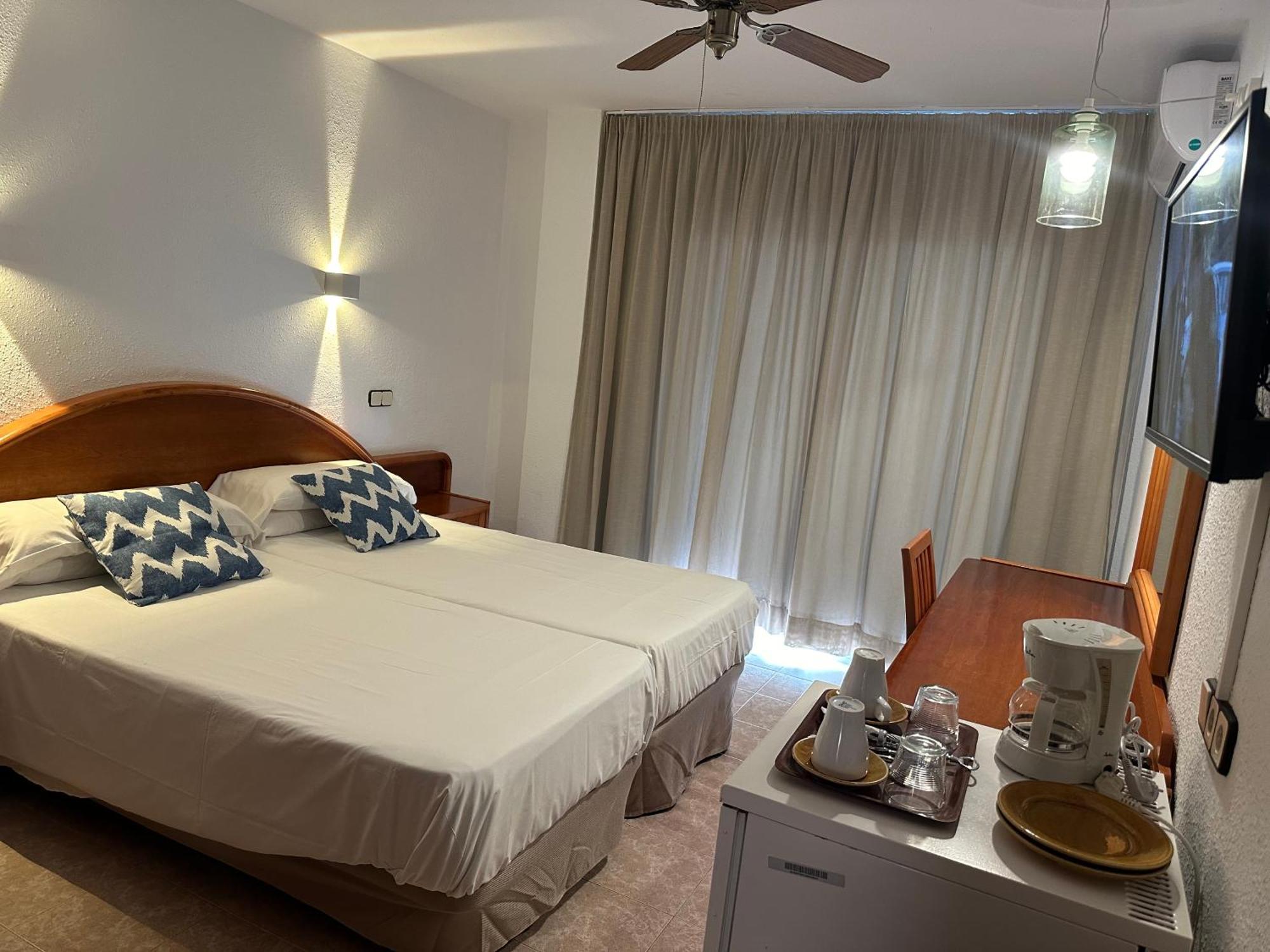 Hostal De La Caravel-La Кала де Ор Экстерьер фото